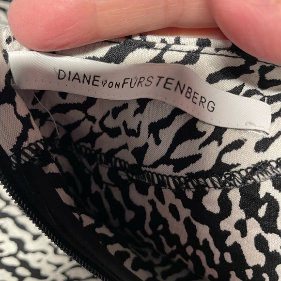 Diane Von Furstenberg dress short sleeve animal print black white women’s size 2 - Picture 6 of 11